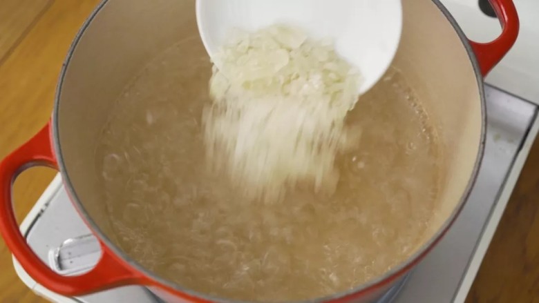 青柠香茅冻,把水倒进锅里烧开,加入冰糖,煮到融化。