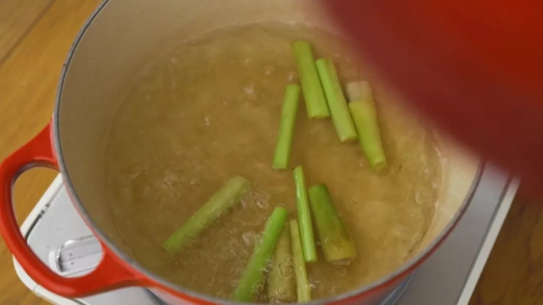 青柠香茅冻,加香茅进去,也可以再加1、2片姜,煮开后转小火,盖起来煮30分钟。