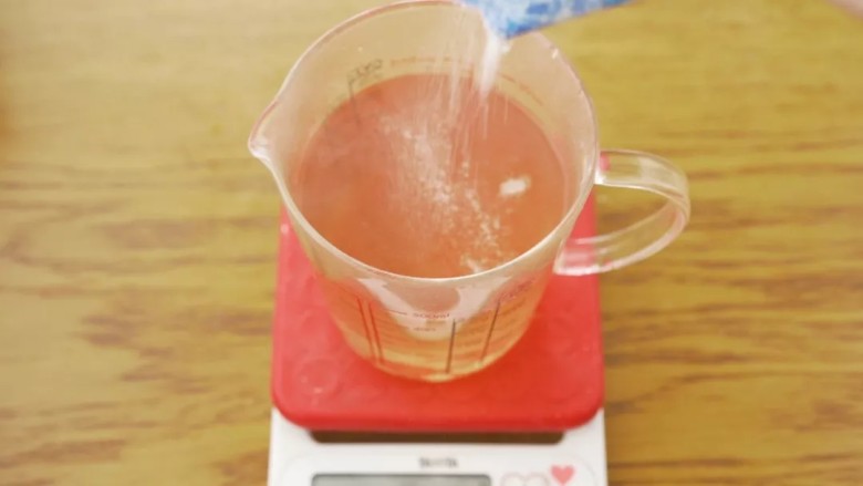青柠香茅冻,这时候原先的600ml水很可能只剩3、400ml了,所以最好放先进量杯里,再按照100ml水配1.4g粉的比例放。趁水温还在90度以上的时候,把它们充分搅匀。