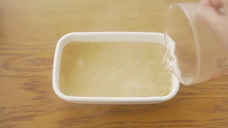 青柠香茅冻,完全冷却之后就会凝固,放进冰箱冷藏风味更佳。