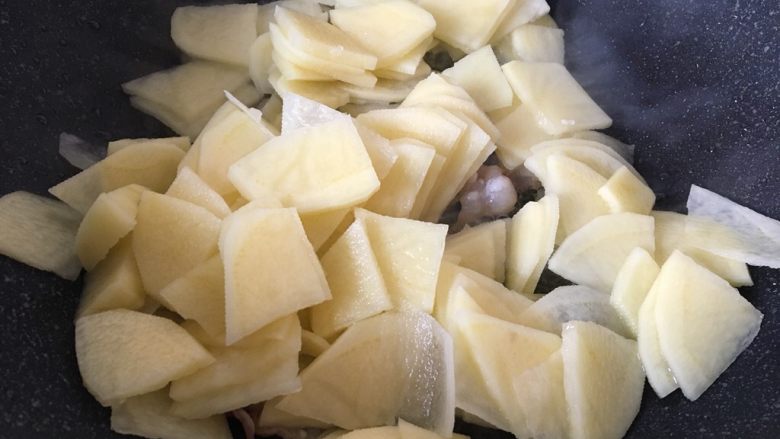 土豆肉片,放入土豆片,大火炒到土豆片微微变成金黄色。
