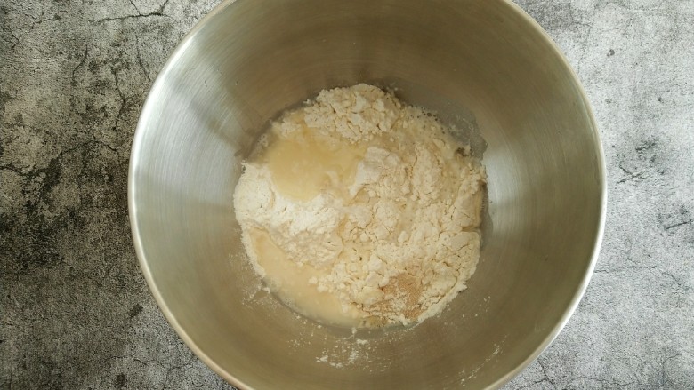 红豆包,除豆沙外 所有食材放入揉面缸 (<a style='color:red;display:inline-block;' href='/shicai/ 519'>面粉</a>吸水性不同 水分次加入最保险)。