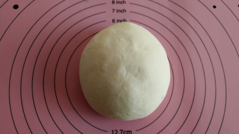 红豆包,取出面团用手揉成光滑面团即可。