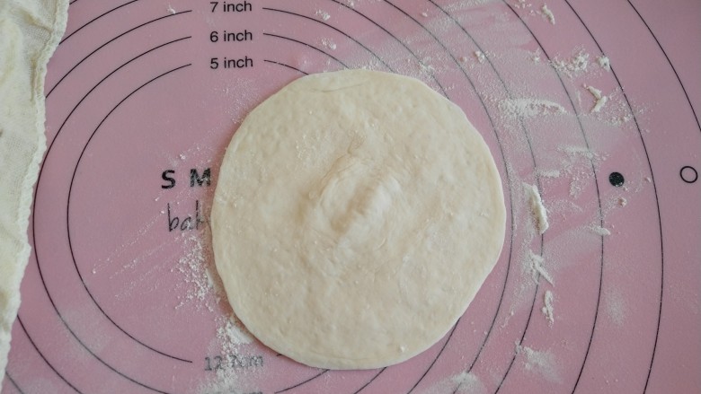 红豆包,取其中一个面团揉制均匀 擀成圆皮(中间稍微后一点 两边薄一些)其余面团用保鲜膜或屉布盖上 避免风干。