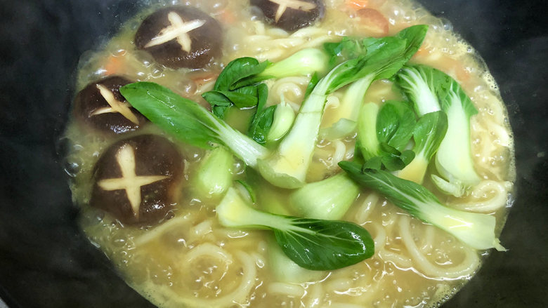 咖喱乌冬面,乌冬面煮3分钟后加入小油菜,再煮1分钟即可。