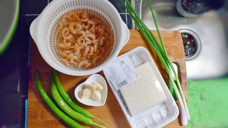 金钩海米炒豆腐,准备食材,将金钩海米提前一两个小时用水泡发。