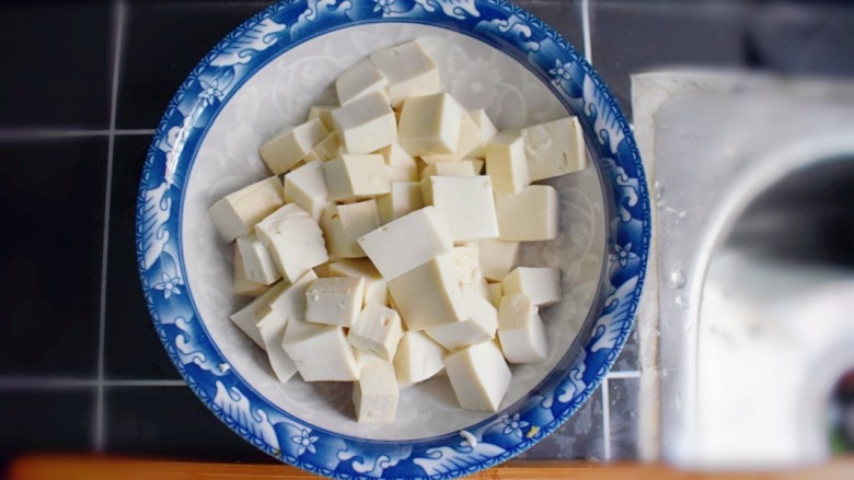 金钩海米炒豆腐,将豆腐冲洗一下,切成小块。