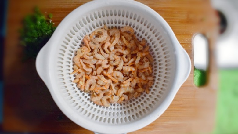 金钩海米炒豆腐,将海米洗净,并沥干水分。