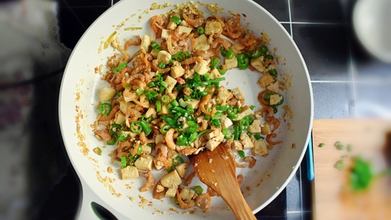 金钩海米炒豆腐,撒上葱花,再翻炒几下。