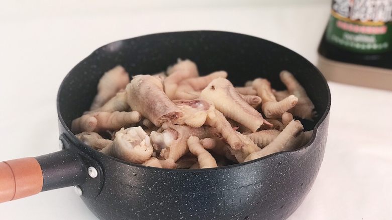 开胃小菜:百香柠檬泡鸡爪,倒入切好的鸡爪子