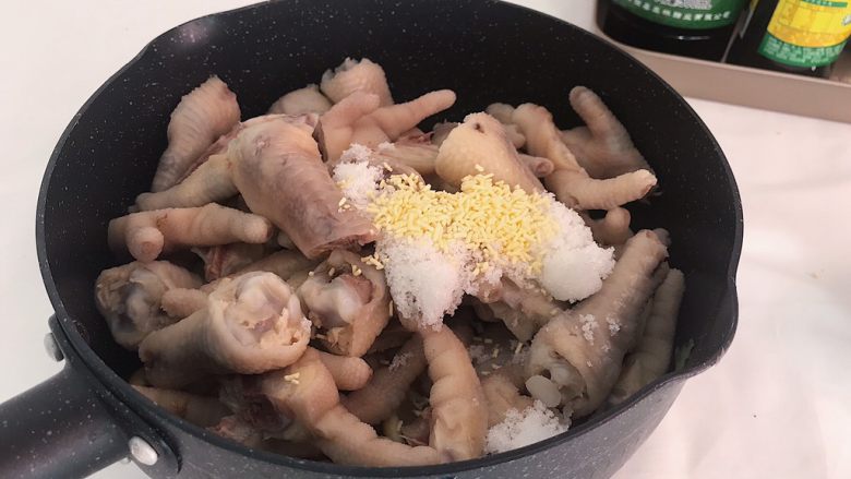 开胃小菜:百香柠檬泡鸡爪,依次加入食盐 白砂糖和鸡精