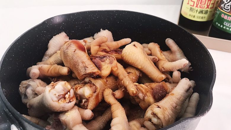 开胃小菜:百香柠檬泡鸡爪,依次放入生抽 陈醋和蚝油