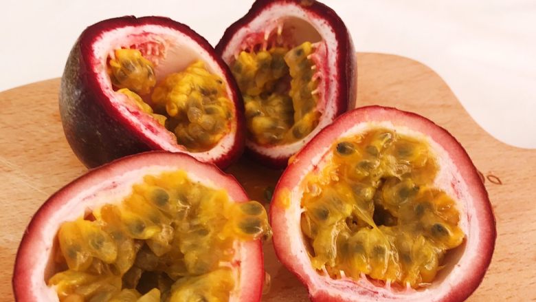 开胃小菜:百香柠檬泡鸡爪,两个百香果 (没有百香果也可以不放 加了它就是为了吃的时候有股淡淡的果香 视觉味觉嗅觉的盛宴呀)