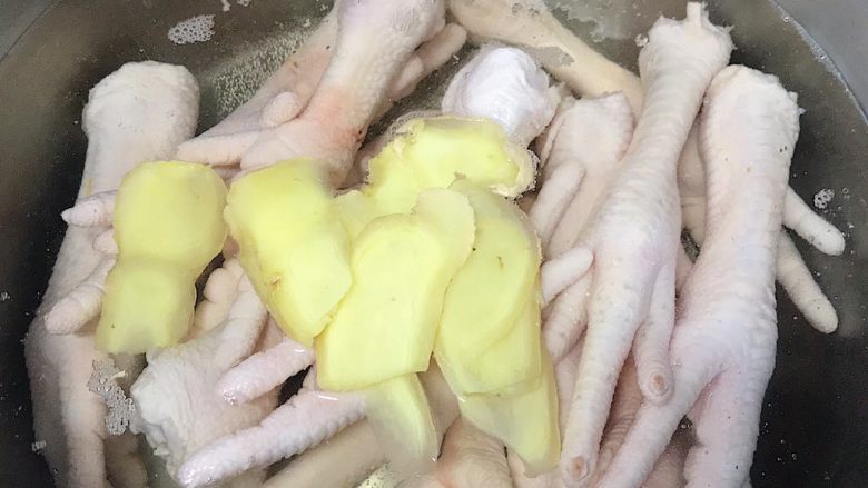 开胃小菜:百香柠檬泡鸡爪,鸡爪冷水下锅放入姜片 料酒 (没有料酒可以用少量啤酒或者白酒)