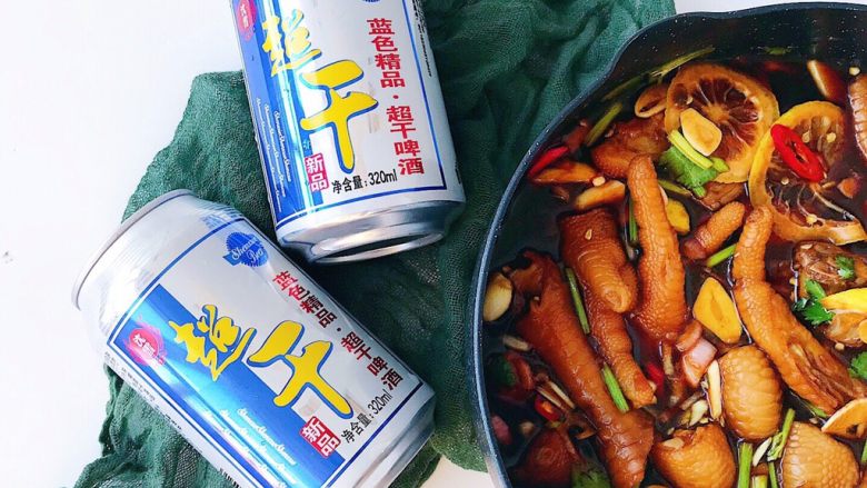 开胃小菜:百香柠檬泡鸡爪,泡好的鸡爪 冰凉之余酸辣适口
搭上一瓶啤酒 刷个快手
emmm…
年夜饭桌上大鱼大肉上一盆这货
别提多开胃