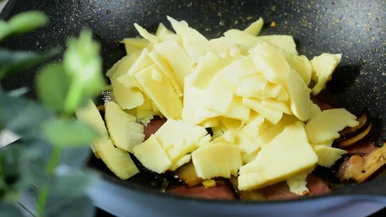 冬笋炒腊肉——沁入心脾,妙不可言的一道菜,倒入冬笋翻炒。