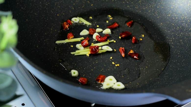 冬笋炒腊肉——沁入心脾,妙不可言的一道菜,热锅冷油,加入姜丝、蒜片、干辣椒爆香。
