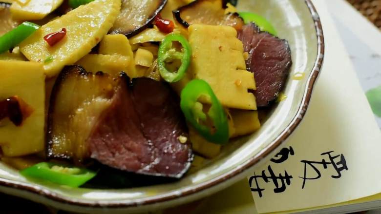 冬笋炒腊肉——沁入心脾,妙不可言的一道菜,笋鲜味香,腊肉味浓,这么吃都不腻~