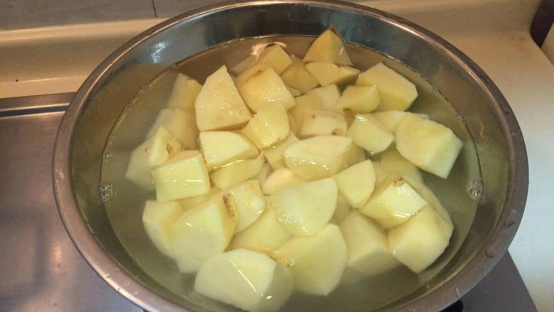 洋葱土豆炖牛肉高汤,泡冷水待用。