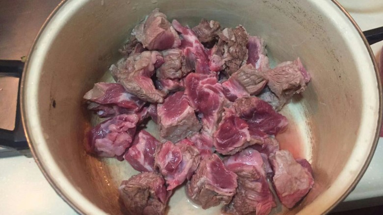 洋葱土豆炖牛肉高汤,然后把水到掉,把肉表面的脏东西洗掉。切成小块,