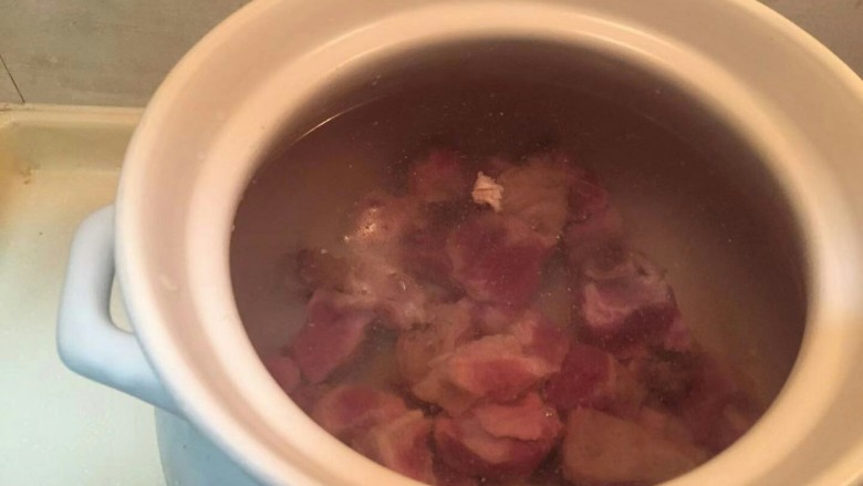 洋葱土豆炖牛肉高汤,砂锅中一锅冷水,把牛肉放进去。