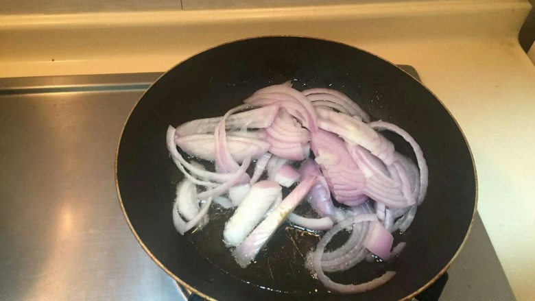 洋葱土豆炖牛肉高汤,锅中倒一点油,炒香洋葱。