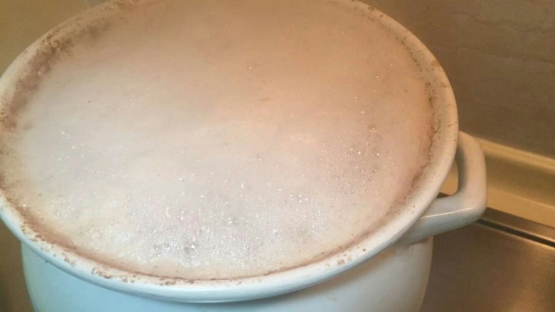 洋葱土豆炖牛肉高汤,继续煮会出更多肉沫这些是垃圾,继续撇去丢掉。