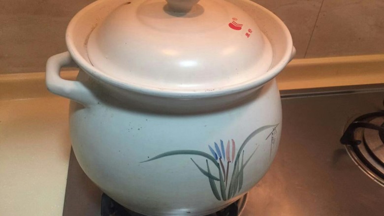 洋葱土豆炖牛肉高汤,盖上砂锅盖,小火闷六个小时。