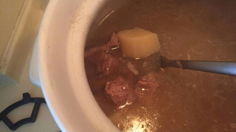 洋葱土豆炖牛肉高汤,好啦,闷好啦看看。