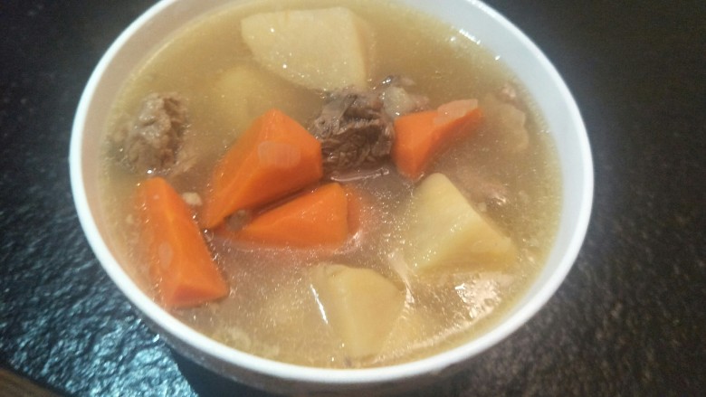 洋葱土豆炖牛肉高汤,OK👌我们的洋葱土豆炖牛肉高汤就煮好啦。要吃的时候盛在碗里放一勺盐,调调味就够鲜了。