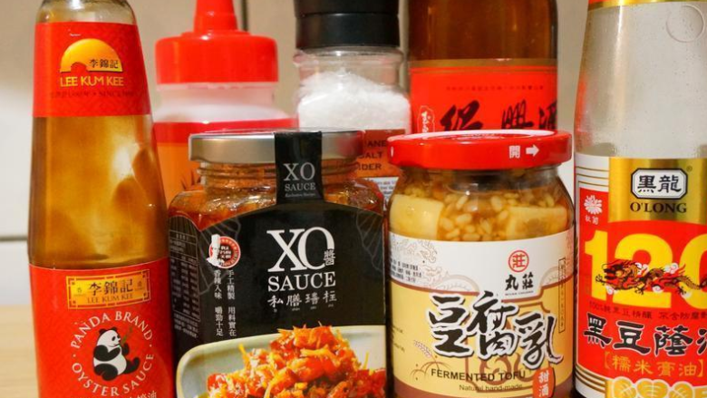 羊肉炉,建议先将调味料放在一小碗中调和,这样料理起来很方便,也不会忘记放其中一样调味料,并顺便将豆腐乳搅拌均匀。PS.一般市售的瑶柱酱(干贝酱)通常都是辣的,不敢吃辣的人记得选购「不辣的」瑶柱酱。