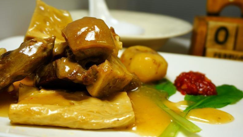 羊肉炉,羊肉炉吃不完时,可以考虑用太白粉勾点薄欠,就可以变成另一道配白饭的桌上佳肴了! 还有,建议羊肉炉要食用前一日先煲煮好,隔天食用味道会更美味喔~