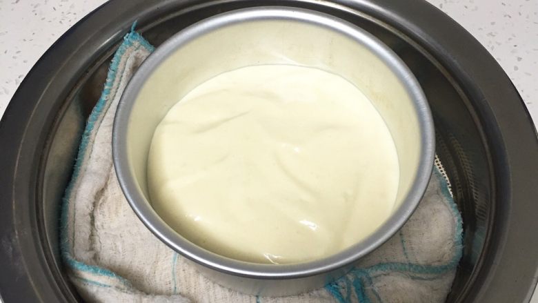 肉松蒸蛋糕,蛋糕糊一半倒入模具,锅中放一块毛巾。