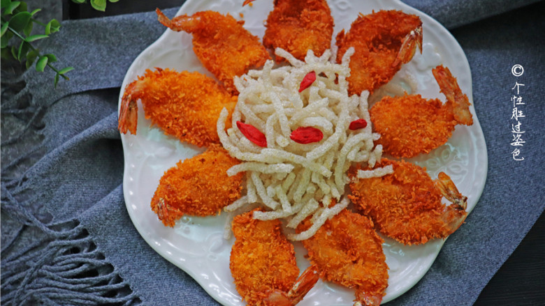黄金蝴蝶虾,外脆内Q~和KFC那些快餐店里的味道差不多,甚至还要好吃!