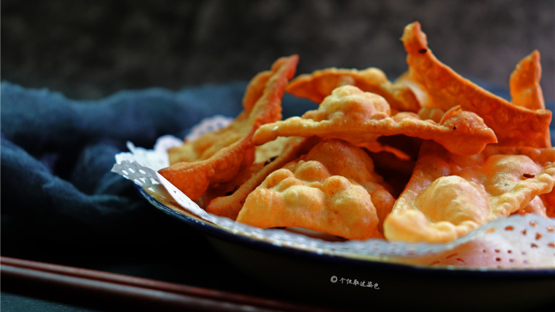 炸麻叶,麻叶是面食经油炸制成,口味分咸、甜两种,在和面时加盐或糖,口味有点像新疆的馓子。