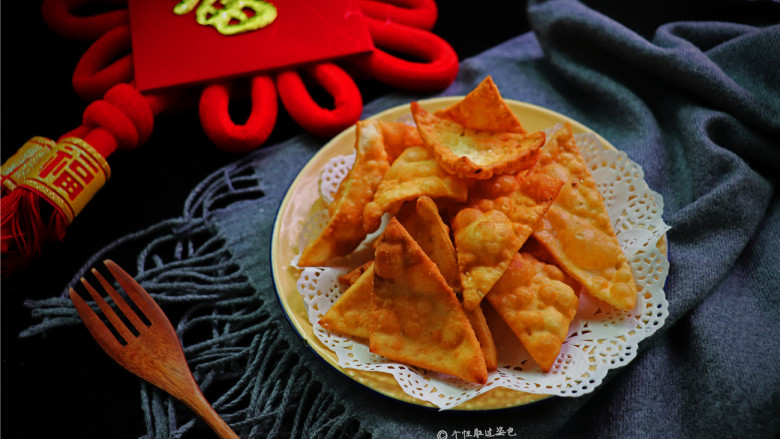 炸麻叶,炸麻叶闻着香味,这就是我记忆中的年味。现在的零食再多我对年的记忆总是停留在这个麻叶上,其实吃只是其一,留在心底的总是童年的记忆,美好而真实。