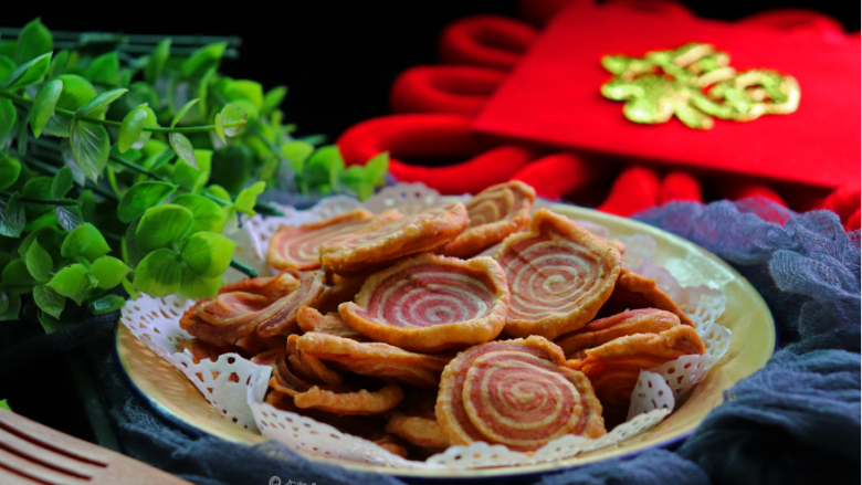 炸猫耳朵,它的味道真的是非常可口酥脆哦。每年过年的时候，我都会做给家人吃