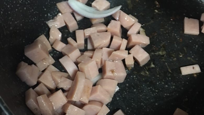 火腿奶油意面,5️⃣ 热锅冷油(如果有黄油的加黄油,会更香一点),加入火腿丁翻炒2分钟。