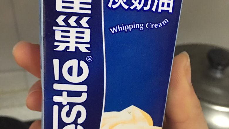 火腿奶油意面,7️⃣ 准备100ml<a style='color:red;display:inline-block;' href='/shicai/ 8197'>淡奶油</a>,倒入锅中。