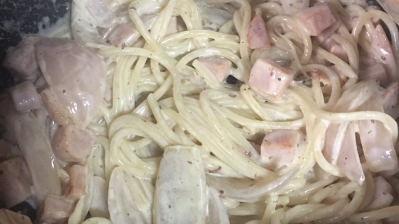 火腿奶油意面,🔟 加入适量黑胡椒碎和食盐调味。