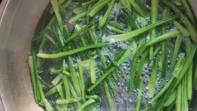 一滴油都不用的菠菜鸡蛋汤 ,锅内倒入适量水,弄好的菠菜杆子放入锅内,大火烧开。