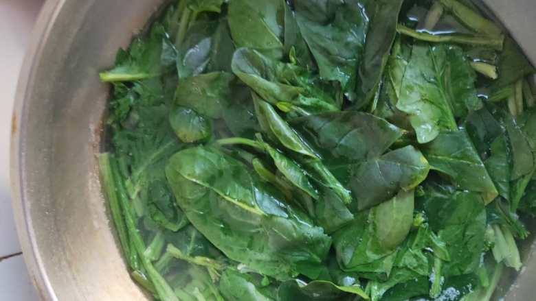 一滴油都不用的菠菜鸡蛋汤 ,放入弄好的菠菜叶子,焯1-2分钟 。