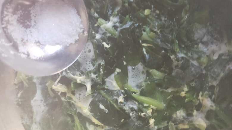 一滴油都不用的菠菜鸡蛋汤 ,等锅内水再次沸腾,慢慢倒入弄好的鸡蛋液,放入适量的盐。