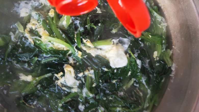 一滴油都不用的菠菜鸡蛋汤 ,煮开,关火,滴上几点<a style='color:red;display:inline-block;' href='/shicai/ 847'>香油</a>,一碗好吃又健康的菠菜鸡蛋汤就做好了