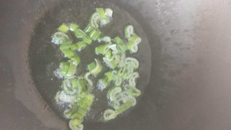 一道很家常的菜----蒜苗炒鸡蛋 ,锅内再次倒入适量油,烧热,倒入切好的葱末爆香。