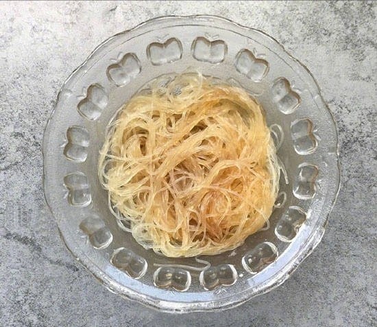 蒜蓉粉丝蒸虾,粉丝提前用水泡软洗净后,控干水分,并加入一勺蚝油拌匀后装盘备用。
