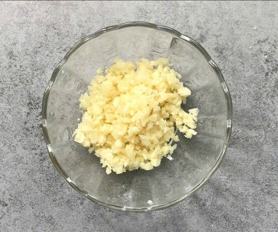 蒜蓉粉丝蒸虾,取蒜1头,去皮洗净后拍碎切末。