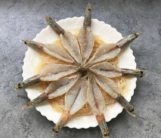 蒜蓉粉丝蒸虾,处理好后,如图摆在粉丝上。