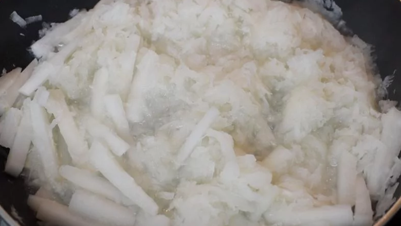 港式萝卜糕,将萝卜和萝卜的水倒入锅内,煮约15分鐘(不用加水,因萝卜充满水份)然后加一小匙盐,一小匙糖,一小匙鸡粉,白胡椒粉少许,拌匀