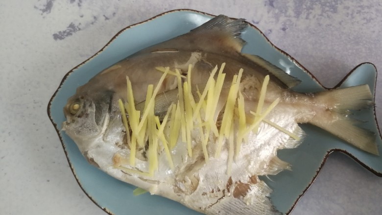 #年年有余#清蒸平鱼,上面再盖点姜丝。给盐,一勺料酒,一勺<a style='color:red;display:inline-block;' href='/shicai/ 864'>蒸鱼豉油</a>。